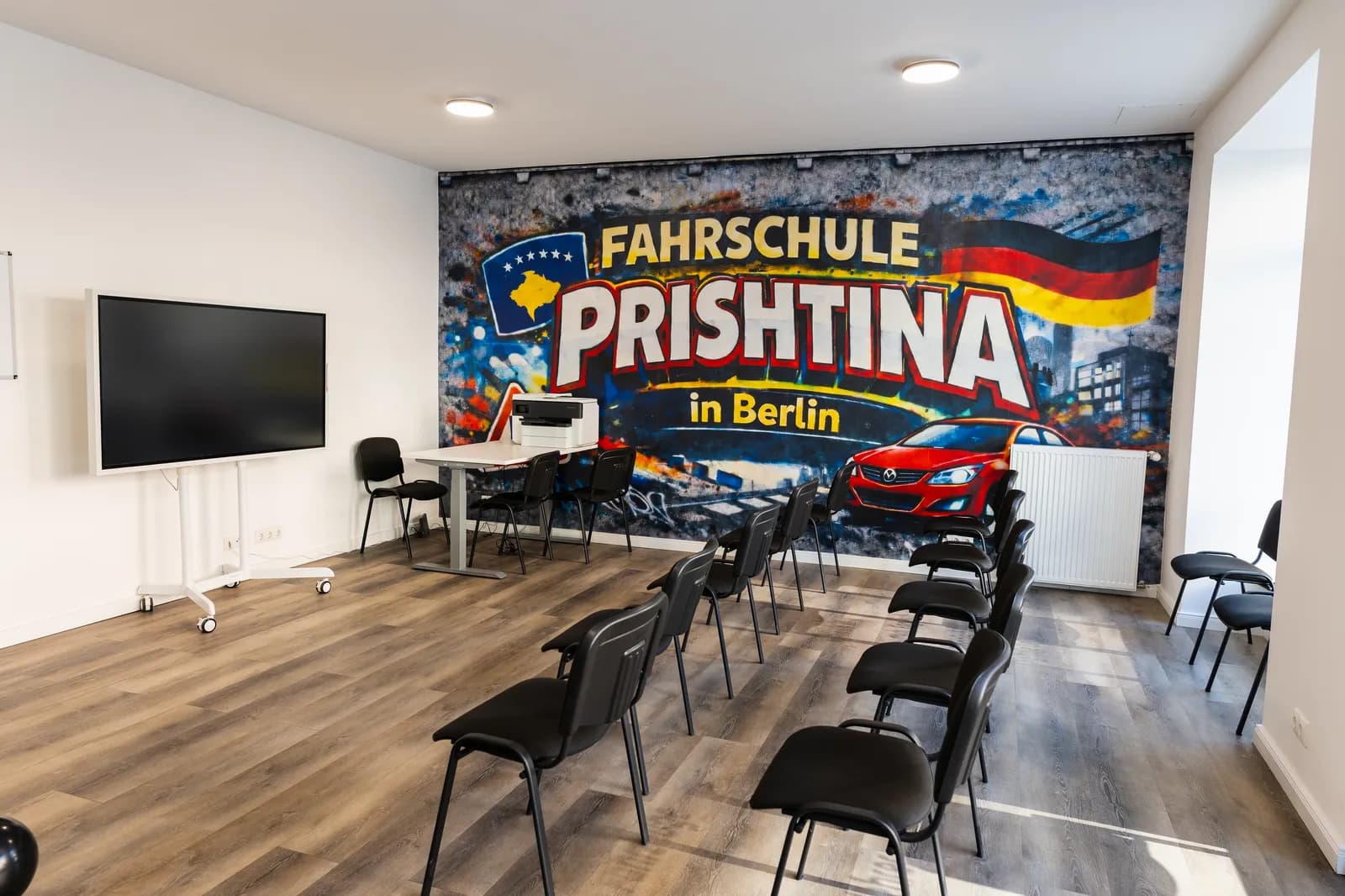 Theorieraum der Fahrschule Prishtina mit modernem Unterrichtsequipment