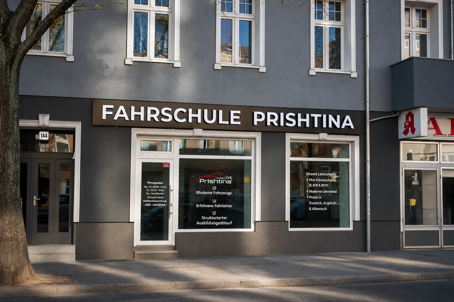 Außenansicht der Fahrschule Prishtina in der Sonnenallee 144 mit Schild und Schaufenstern